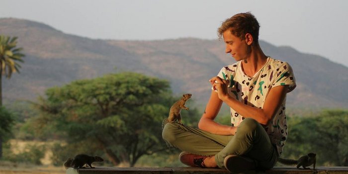 Reisefotografie mit Kindern - Interview mit Fotografie-Experte Paul Stoll - Paul Stoll mit Eichhörnchen