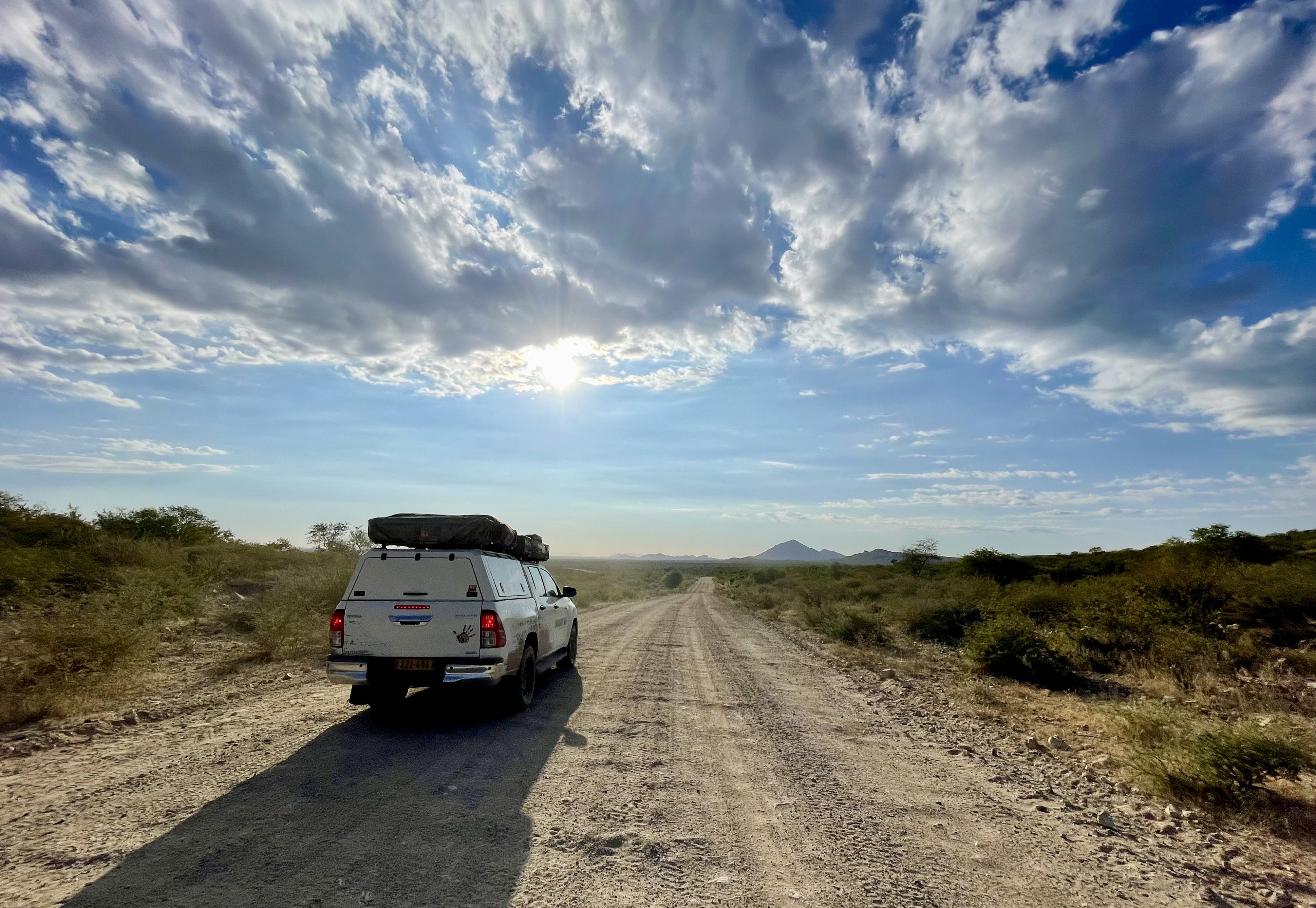 Namibia Selbstfahrerreise mit Kindern - Namibia Dachzelt Erfahrungen mit Kindern - Schotterstraße im Erongo