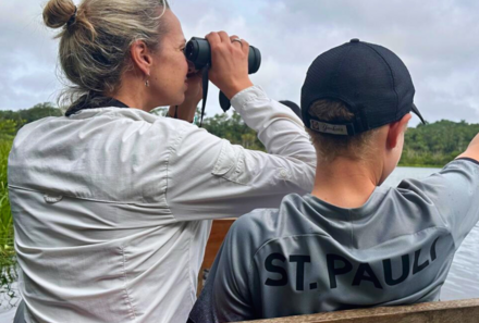 Familienreise Galapagos und Ecuador - Galapagos Family & Teens - Verlängerung Amazonas - Nadja Albrecht mit Fernglas