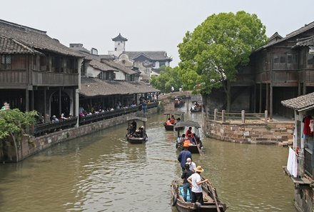 Familienreise_China_Shanghai_Fluss mit Booten