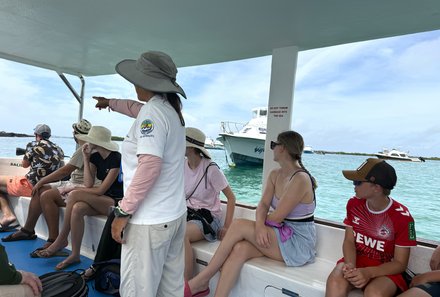 Familienreise Galapagos und Ecuador - Galapagos Family & Teens - Bootsauflug zu Las Tintoteras