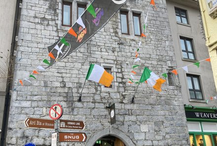Irland Familienreise - Irland for family - Galway Straße mit Flaggen