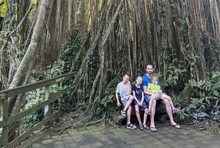 Bali for family deluxe - Familienreise Bali mit Kindern - Familie unter Baum