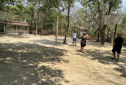 Nepal Familienreisen - Nepal for family - Barahi Jungle Lodge Badminton und Basketball Feld