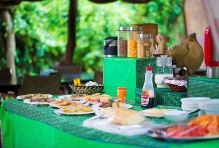 Uganda Familienreise - Uganda Family & Teens - Queen Elizabeth The Bush Lodge - Frühstücksbuffet