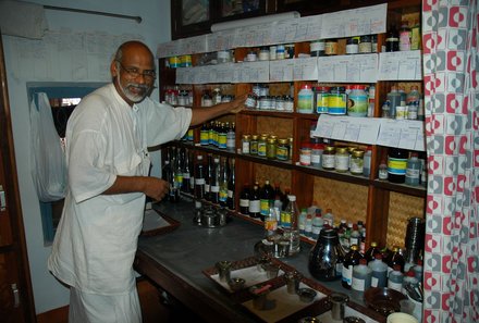 Familienreise Indien Süd - Besuch im BASIS Projektdorf - Aryuvedaapotheke im BASIS