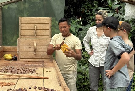 Familienreise Galapagos und Ecuador - Galapagos Family & Teens - Nadja Albrecht mit Kindern bei der Schokoladentour