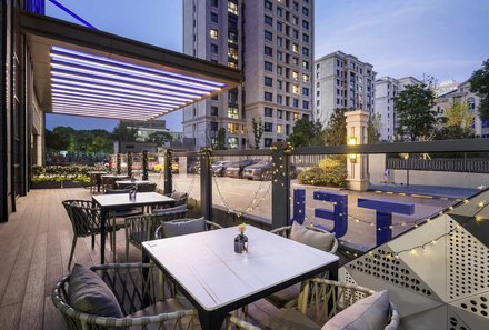 China for family - China Familienreise mit Kindern - Novotel Shanghai Jingan - Außenterrasse am Abend