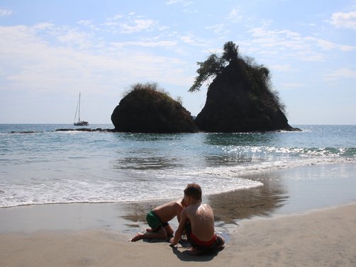Costa Rica mit Kindern Erfahrungen - Costa Rica mit Kleinkindern - Costa Rica mit Kindern Blog - Kinder am Strand Manuel Antonio
