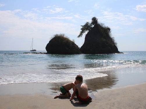 Costa Rica mit Kindern Erfahrungen - Costa Rica mit Kleinkindern - Costa Rica mit Kindern Blog -  Kinder am Strand Manuel Antonio