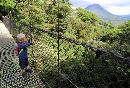 Costa Rica mit Kindern - Costa Rica Urlaub mit Kindern - Kleinkind auf Hängebrücke im Regenwald