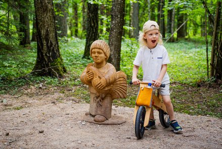 Baltikum for family - Naturpark Tervete - Kinder im Wald