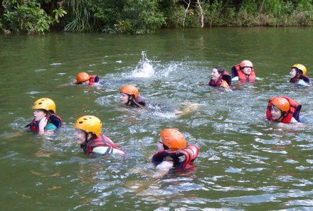 Sri Lanka mit Jugendlichen - Sri Lanka Family & Teens - Kindern im Wasser beim Rafting