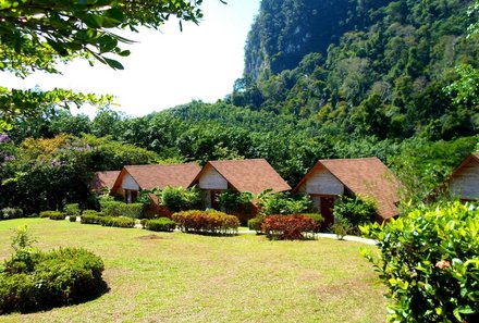 Thailand Familienreise mit Kindern - Thailand for family individuell - The Cliff & River Jungle Resort - Unterkünfte Gartenanlage