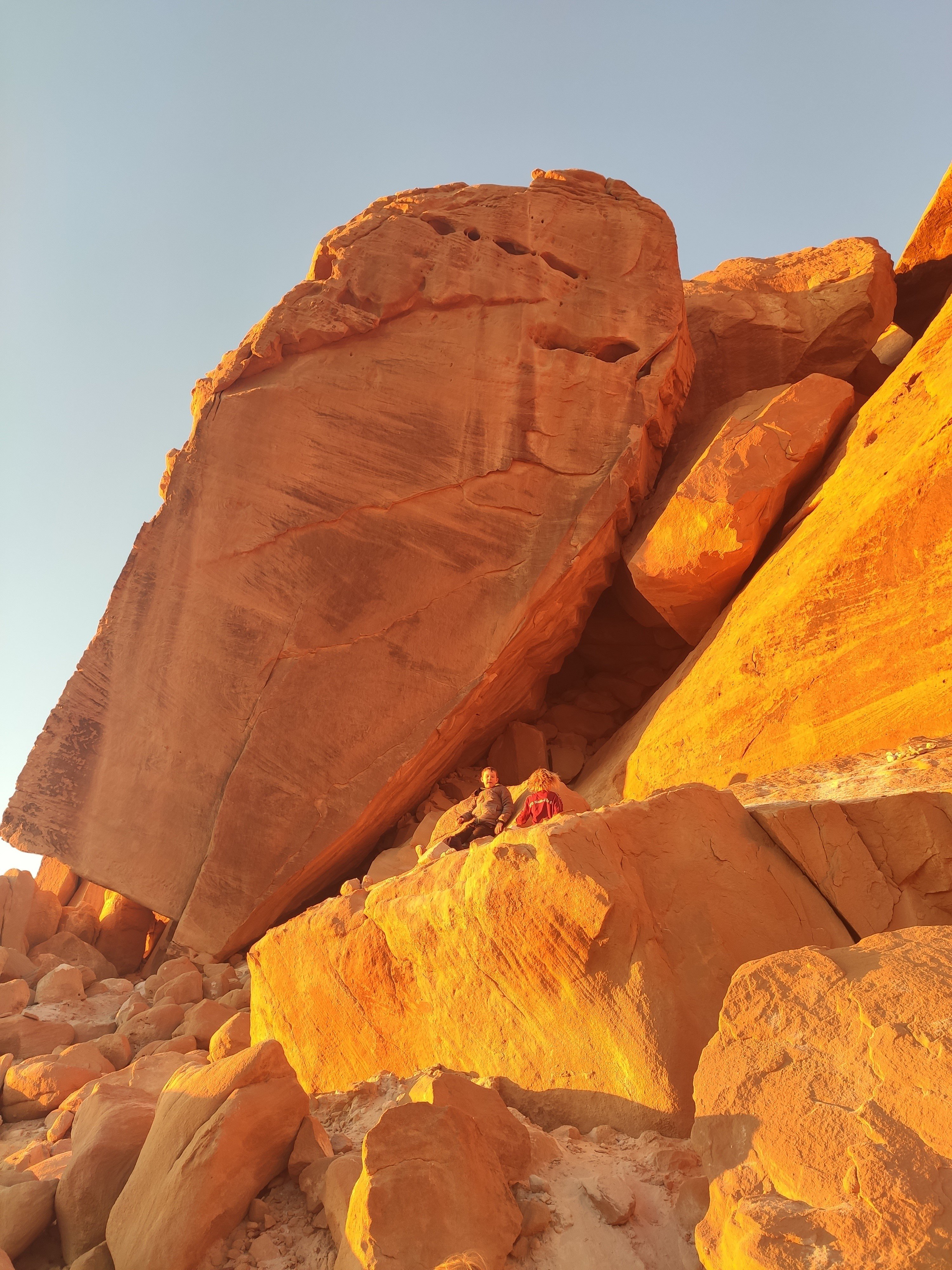 Reisebericht Jordanien Rundreise mit Kindern - Kinder auf Felsen im Wadi Rum