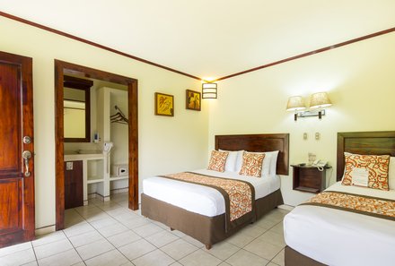 Familienreise Costa Rica - Costa Rica zum Bestpreis - La Fortuna Arenal Volcano Inn - Zimmer mit Betten