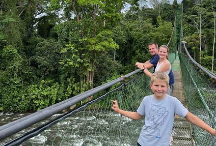 Costa Rica Familienreise - Costa Rica individuell - Familie auf der Hängebrücke