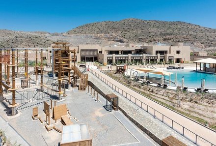 Oman mit Kindern individuell - Oman for family individuell Familienabenteuer Wüste & Berge -dusitD2 Naseem Resort Pool und Adventure Park