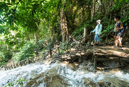 Laos und Vietnam Familienreise - Laos und Vietnam Reise mit Kindern - Wanderung am Wasserfall