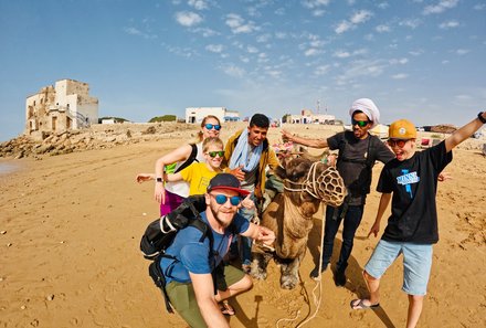 Familienurlaub Marokko - Marokko for family summer - Familie unternimmt Strandwanderung mit Dromedaren