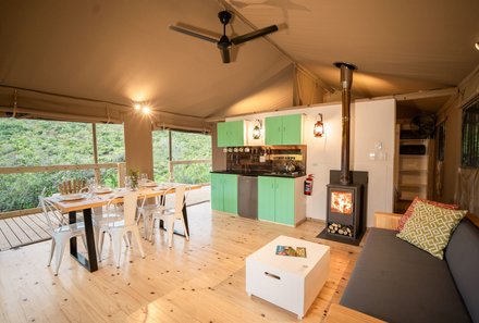 Garden Route Familienreise - Addo Nationalpark - AfriCamps Wohnzimmer und Küche