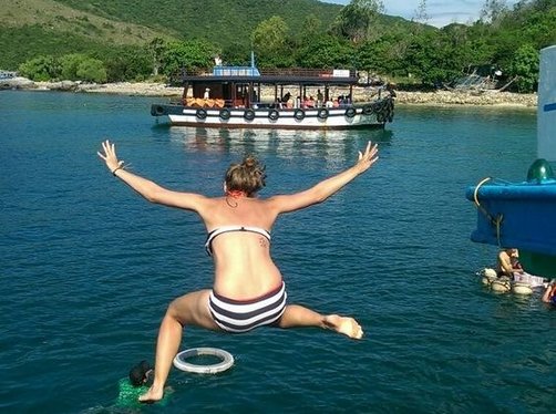 Vietnam Familienurlaub - Tipps zur Vietnam Reise mit Kindern - Halong Bucht Sprung ins Wasser