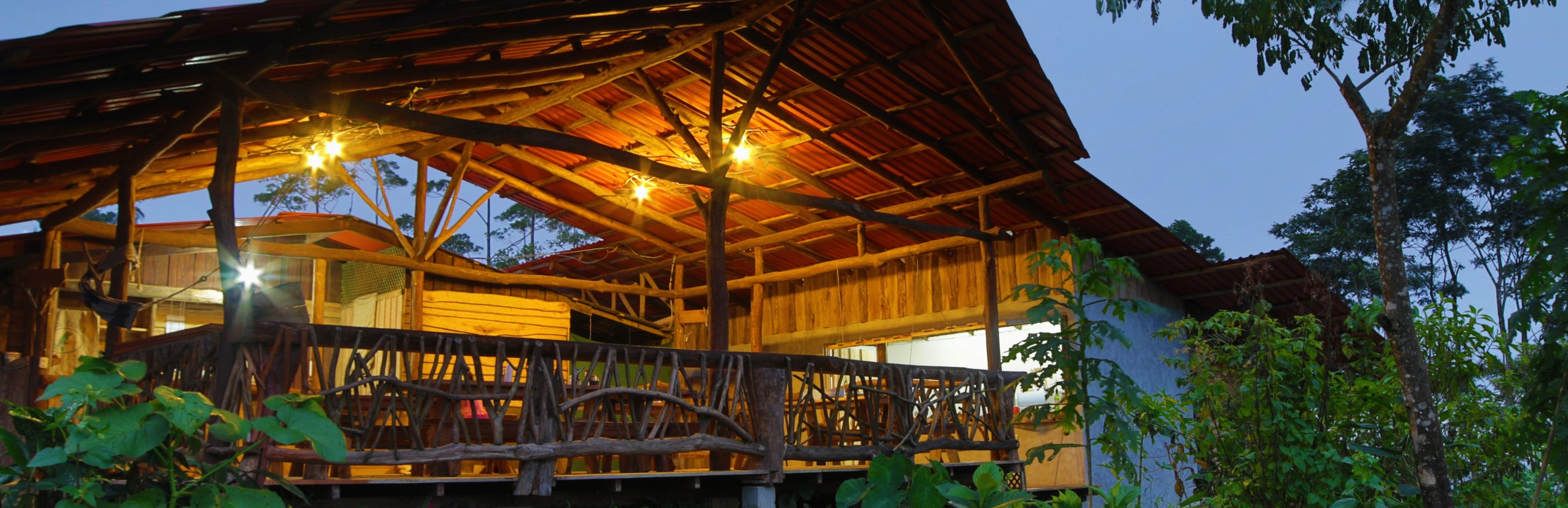 Costa Rica mit Kindern - Regenwaldprojekt: La Tigra Rainforest Lodge - Terrasse der Lodge in der Nacht
