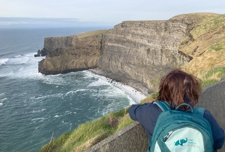 Irland Familienreise - Irland for family - Cliffs of Moher - Gracia genießt Ausblick mit FFR Rucksack