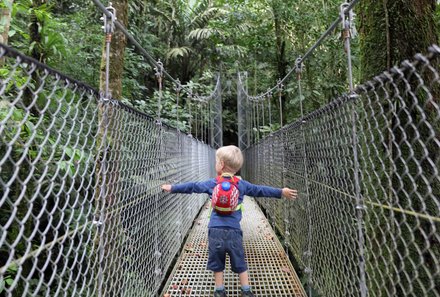 Costa Rica Mietwagenreise mit Kindern - Kind auf Hängebrücke