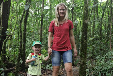 Costa Rica mit Kindern - Familie auf dem Weg zum Baum pflanzen