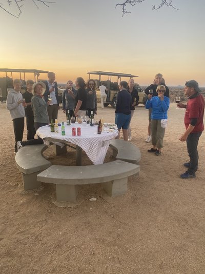 Feedback NAFTAL - Sommerferien 2024 - Namibia Family & Teens - Gruppe bei Sundowner Feedback NAFTAL - Sommerferien 2024 - Namibia Family & Teens - Gruppe bei Sundowner