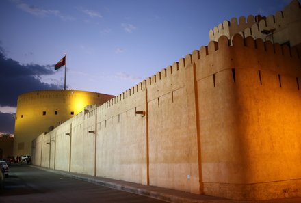 Oman mit Kindern individuell - Oman for family individuell Familienabenteuer Wüste & Berge - Fort von Nizwa bei Nacht