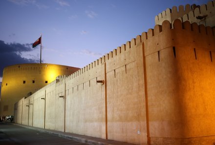 Familienreise Oman - Familienreise for family - Fort bei Nacht
