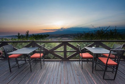 Serengeti mit Kindern individuell - Best of Familiensafari Serengeti - Bashay Rift Lodge Karatu - Terrasse mit Sonnenuntergang