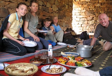 Marokko mit Kind - Familie isst bei Einheimischen
