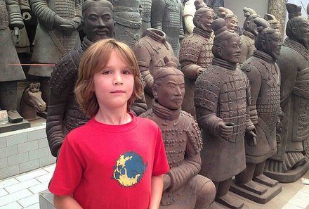China Fernreisen mit Kindern - die beliebtesten Familienreisen von For Family Reisen - Kind posiert neben Statuen