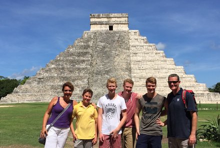 Mexiko mit Kindern - Mexiko Urlaub mit Kindern - Familie mit Jugendlichen vor Chichen Itza