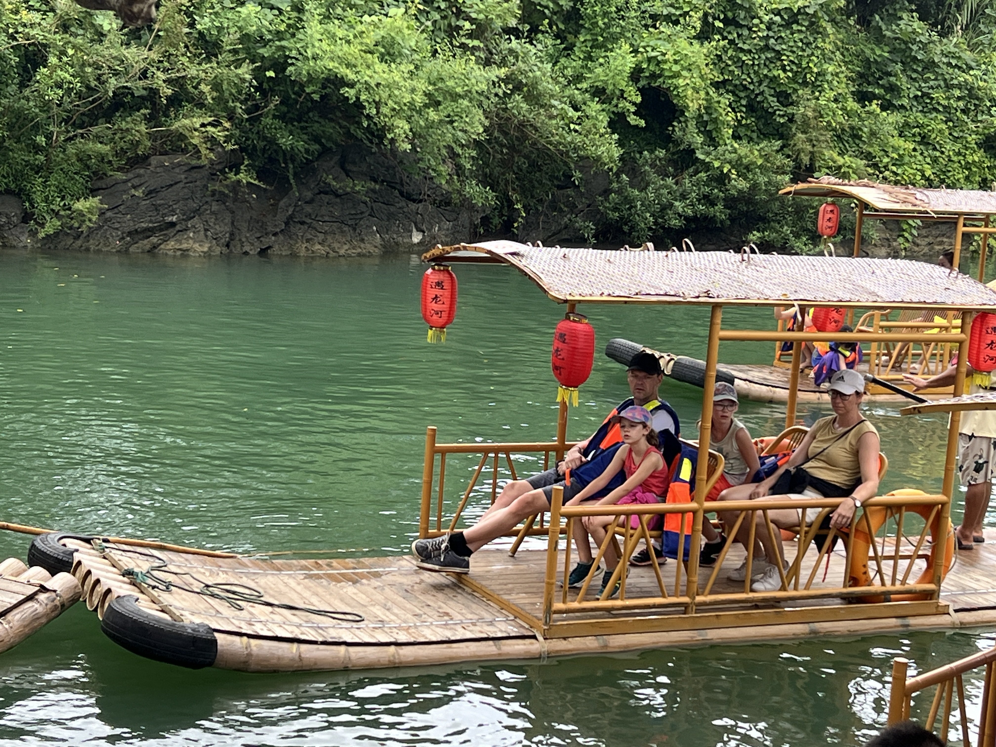 China Familienreise - China mit Kindern - Bambusfloßfahrt auf dem Yulong-Fluss