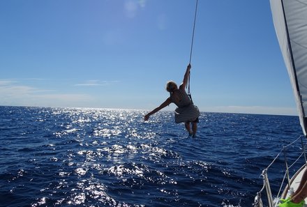 Familienreise Kroatien - Kroatien for family - Segelreise - Frau schaukelt über dem Wasser