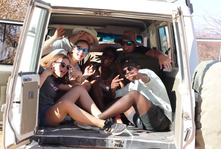 Namibia mit Jugendlichen - Safari im privaten Tierreservat - Gruppe im Jeep