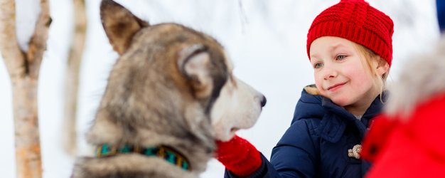 Estland for family Winter - Mädchen mit Schlittenhund