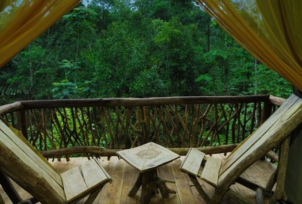 Costa Rica mit Kindern - Regenwaldprojekt: La Tigra Rainforest Lodge - Terrasse mit Stuhl und Tisch