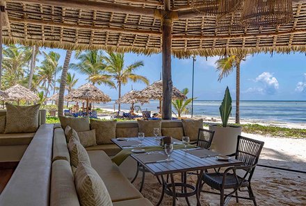 Serengeti mit Kindern individuell - Tansania for family deluxe - Sansibar Strandverlängerung - Breezes Beach Club & Spa - Lounge am Strand