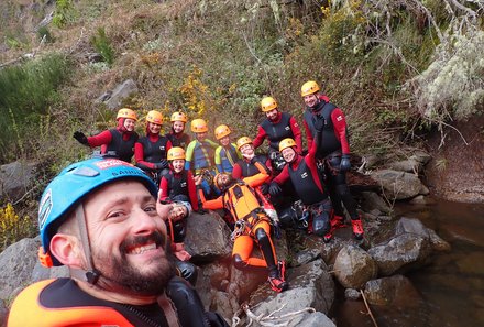 Madeira mit Kindern - Ausflüge & Reisetipps Madeira mit Kindern - Guide mit Familien beim Canyoning