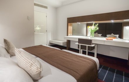 Tunesien for family - Sidi Bou Said - El Mouradi Gammarth Hotel - Bett im Zimmer