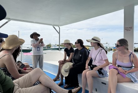 Familienreise Galapagos und Ecuador - Galapagos Family & Teens - Guide beim Bootsausflug