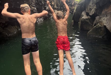 Familienreise Galapagos und Ecuador - Galapagos Family & Teens - Las Grietas Sprung ins Wasser