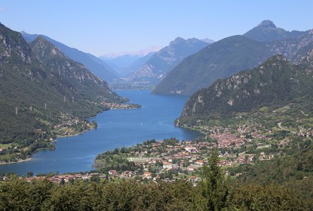 Idrosee Familienurlaub - Blick auf den Idrosee und die Berge