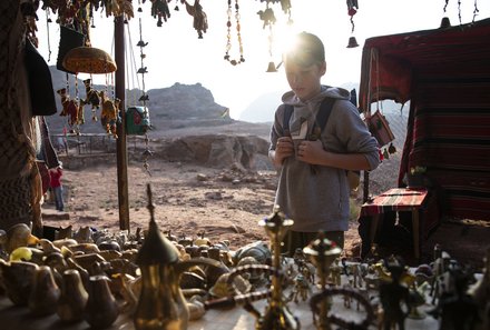 Jordanien mit Kindern - Jordanien Urlaub mit Kindern - Kind blickt auf Souvenirs