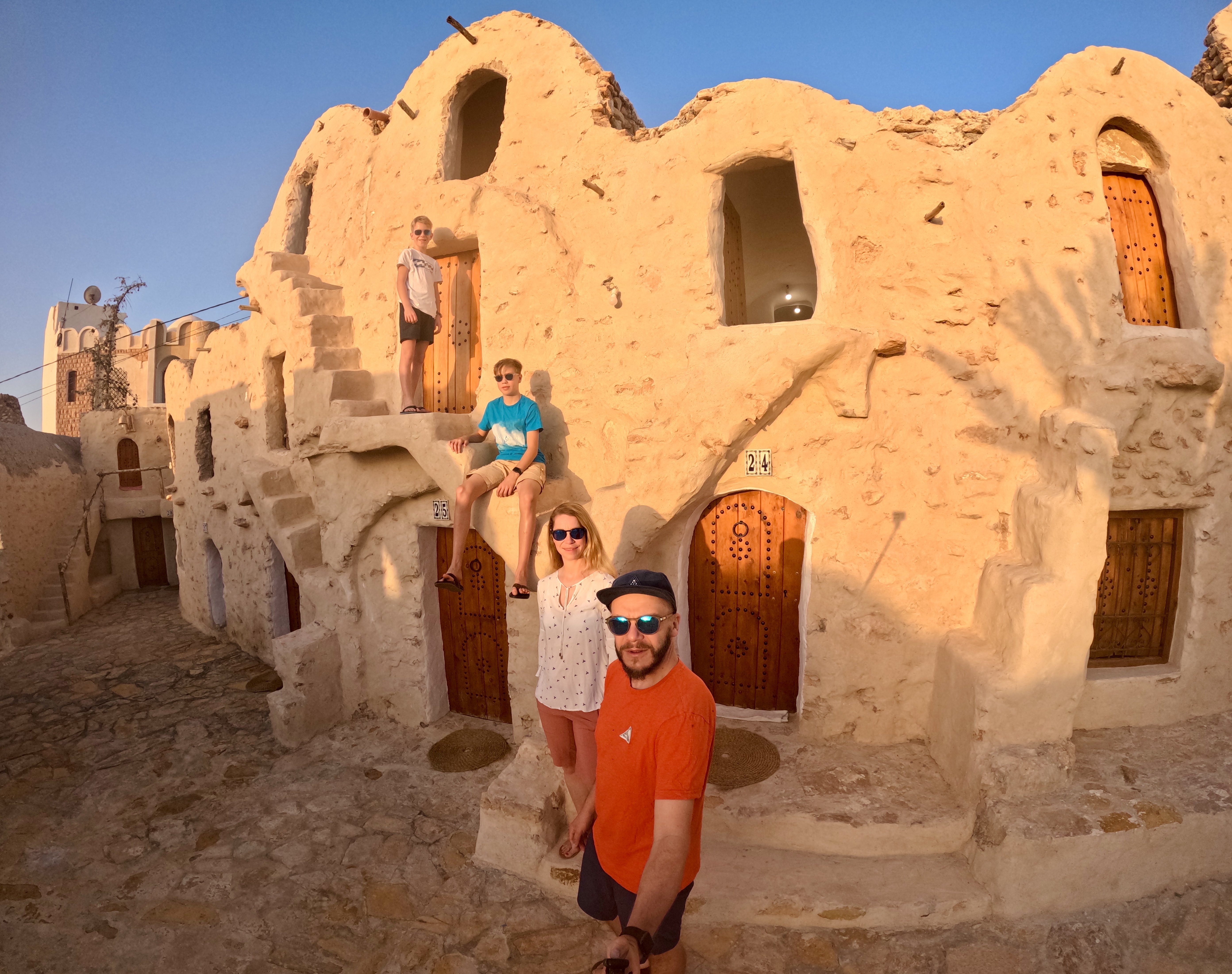 Tunesien mit Kindern - Familienreise in Tunesien - Selfie von der Familie Fravely